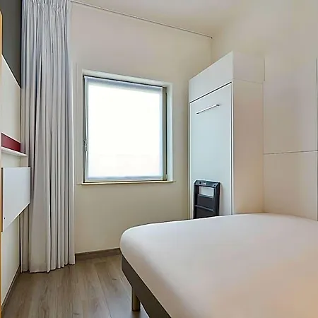 Ibis Budget Oostende Airport מלון 2*
