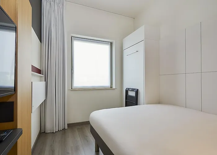 Hotel Ibis Budget Oostende Airport 2*